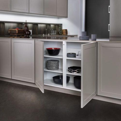 alt="Push to open lower cabinets with matte-lacquer VERVE front"