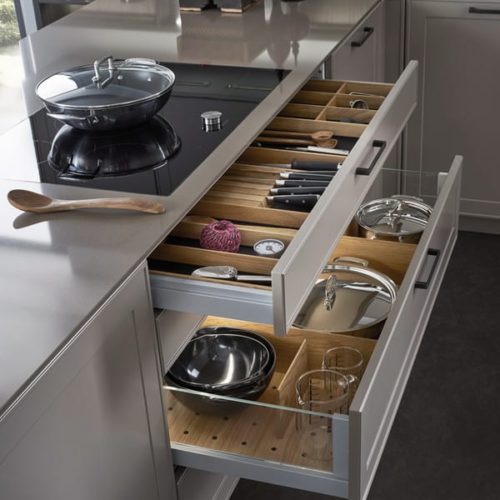 alt="Pull-out lower drawers with glass sides and VERVE matte-lacquer fronts"