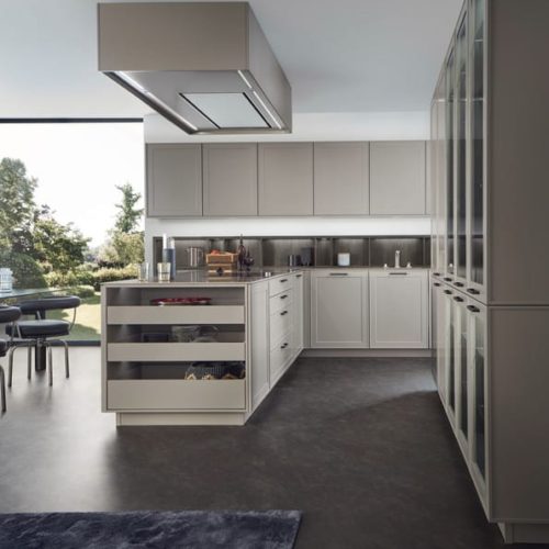 alt="Side view of full kitchen showing the different drawers and cabinets with VERVE matte-lacquer facing"