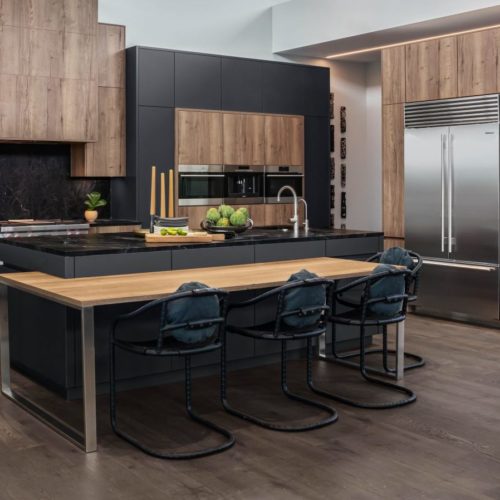 alt="Full kitchen view of carbon gray matte-lacquer and textured oak laminate"